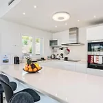 New Luxury 3-Bedroom Seaview Apt