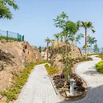 New Luxury 3-Bedroom Seaview Apt